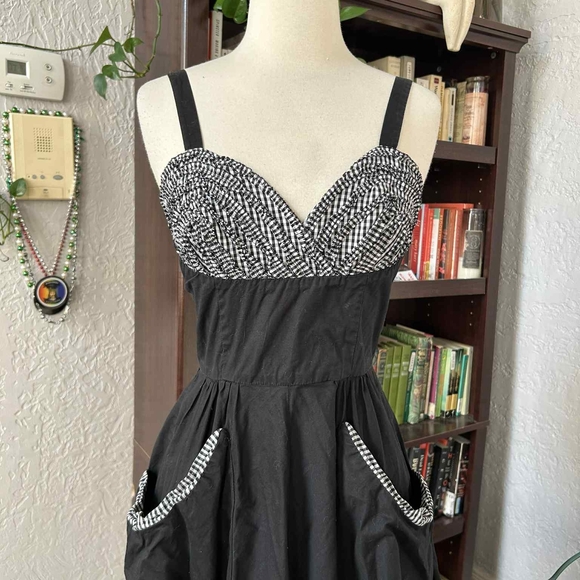 Trashy Diva Black and White Midi Dress - Picture 5 of 5